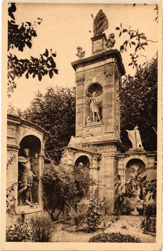 Carte postale ancienne Aix-en-Provence Mausolee de Joseph Sec à Aix-en-Provence