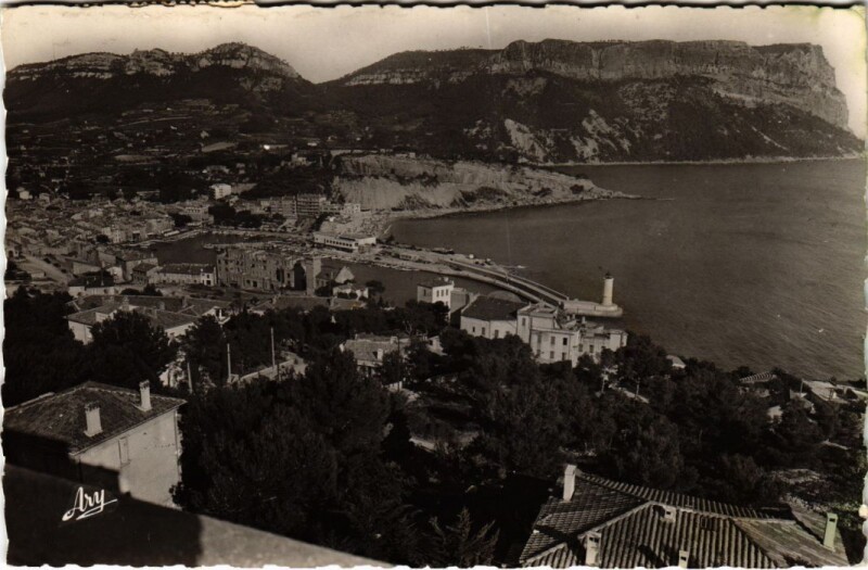 Carte postale ancienne Cassis Vue Generale et le Cap Canaille à Cassis