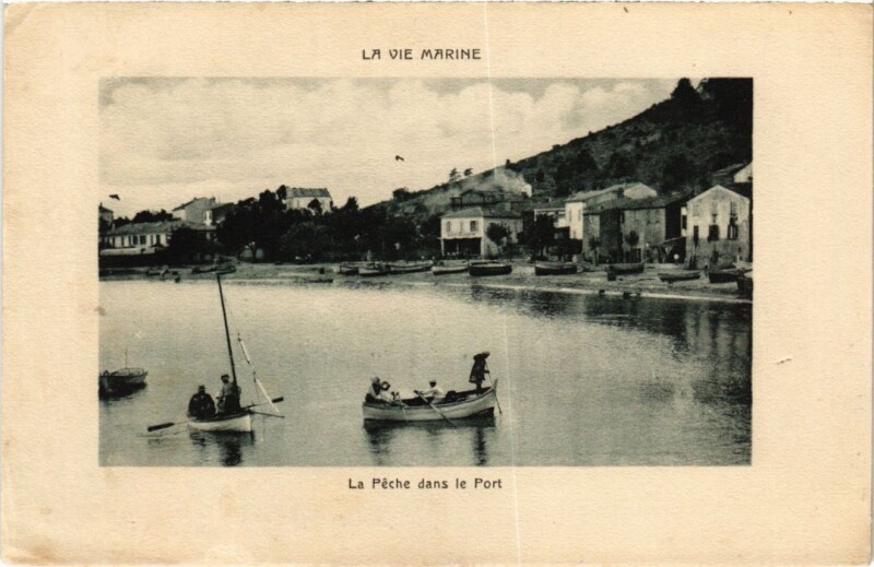 Carte postale ancienne Marseille La Vie Marine - La Peche dans le Port à Marseille