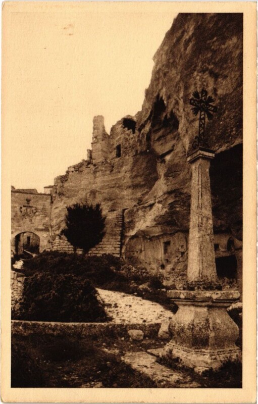 Carte postale ancienne Les Baux Croix de Ravelin et Porte Eyguieres