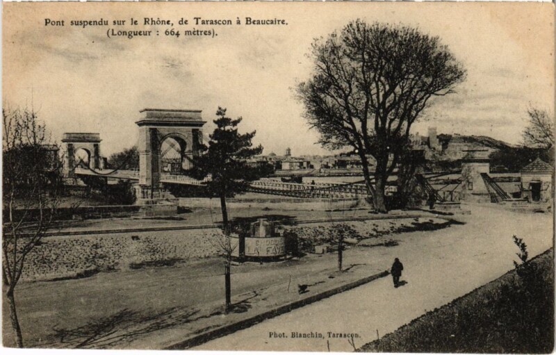 Carte postale ancienne Pont Suspendu sur le Rhone de Tarascon a Beaucaire à Tarascon