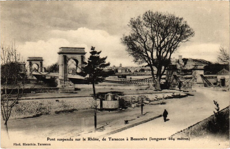 Carte postale ancienne Pont Suspendu sur le Rhone de Tarascon a Beaucaire à Tarascon