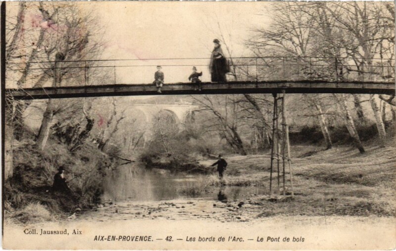Carte postale ancienne Aix-en-Provence Les Bords de l'Arc - Le Pont de Bois à Aix-en-Provence
