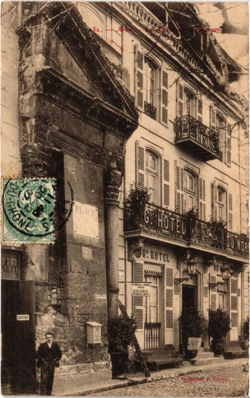 Carte postale ancienne Arles Les Colonnes du Forum à Arles