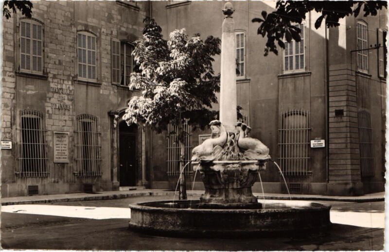 Carte postale ancienne Aix-en-Provence La Fontaine des 4 Dauphins à Aix-en-Provence