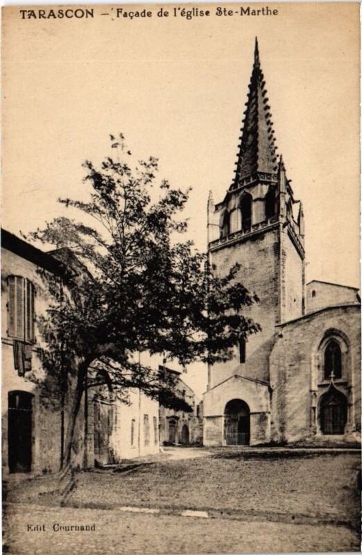 Carte postale ancienne Tarascon Facade de l'Eglise Sainte-Marthe à Tarascon