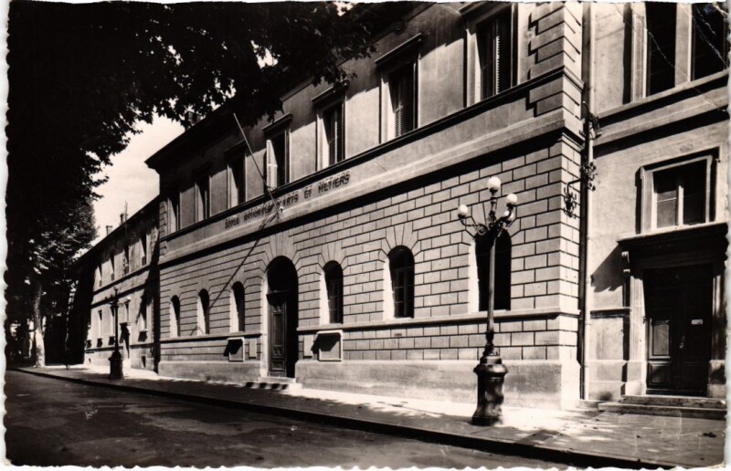 Carte postale ancienne Aix-en-Provence Ecole des Arts et Metiers à Aix-en-Provence