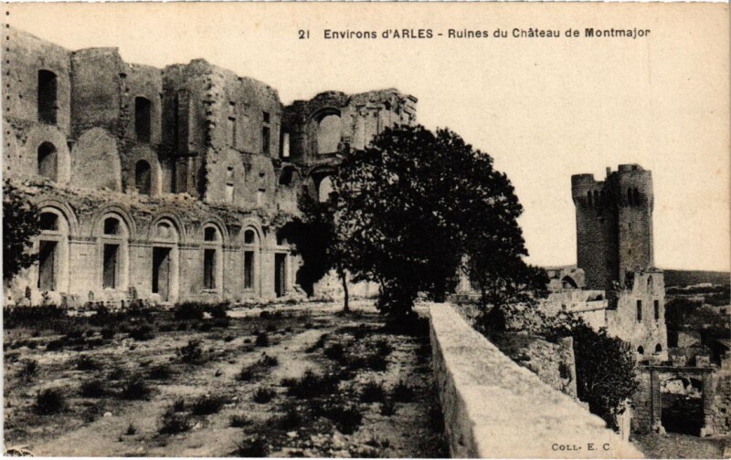 Carte postale ancienne Arles Env. - Ruines du Chateau de Montmajour à Arles