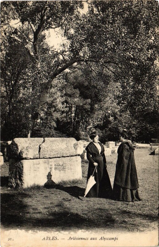 Carte postale ancienne Arles Arlesiennes aux Alyscamps à Arles