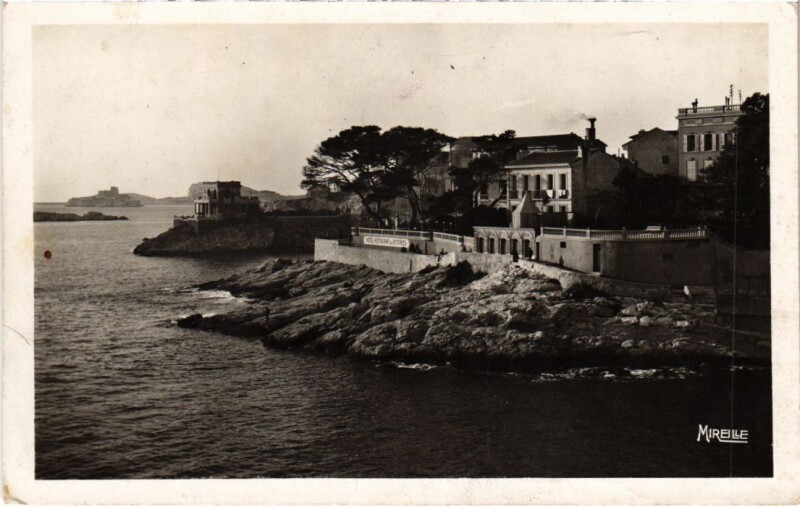 Carte postale ancienne Marseille La Corniche et les Iles à Marseille