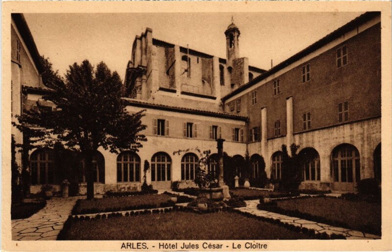 Carte postale ancienne Arles Hotel Jules Cesar - Le Cloitre à Arles