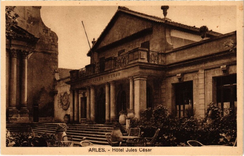 Carte postale ancienne Arles Hotel Jules Cesar à Arles