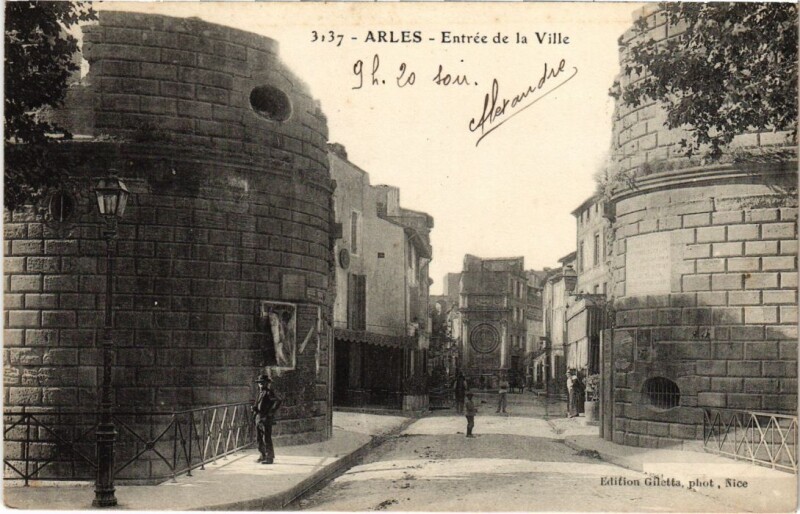 Carte postale ancienne Arles Entree de la Ville à Arles