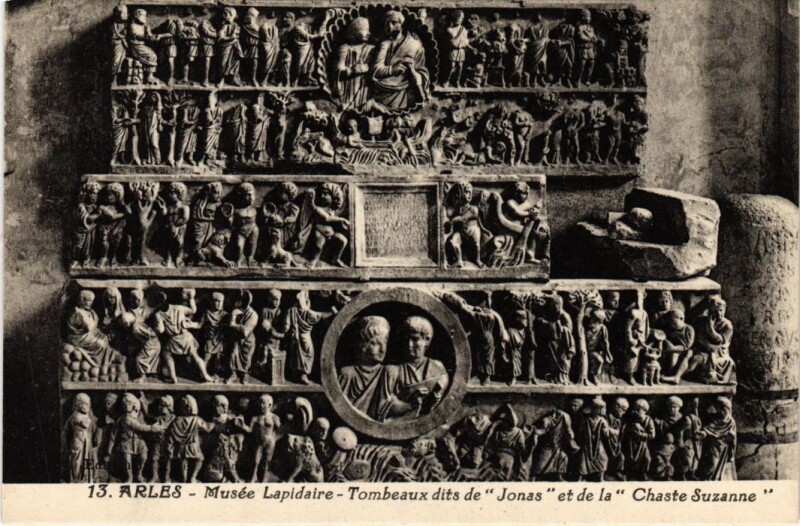 Carte postale ancienne Arles Musee Lapidaire - Tombeaux à Arles