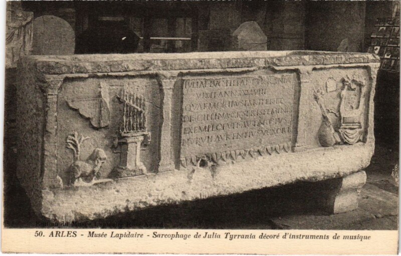 Carte postale ancienne Arles Musee Lapidaire - Sarcophage de Julia Tyrrania à Arles