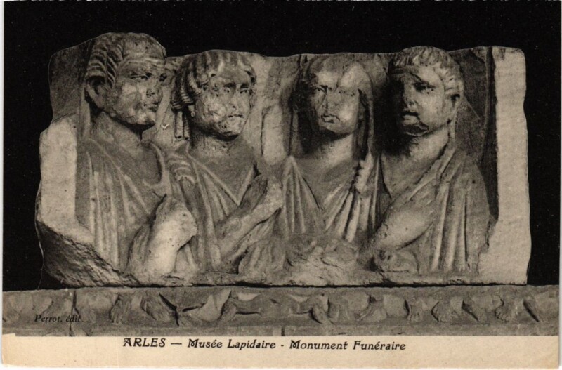 Carte postale ancienne Arles Musee Lapidaire - Monument Funeraire à Arles