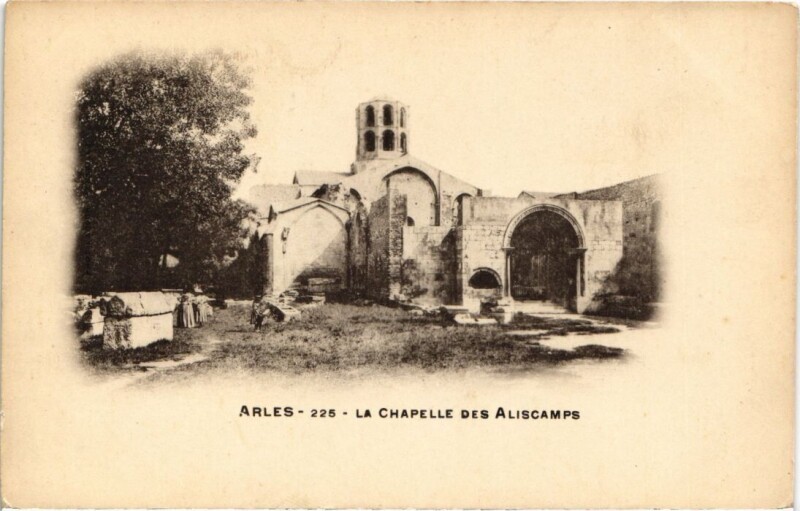 Carte postale ancienne Arles La Chapelle des Alyscamps à Arles