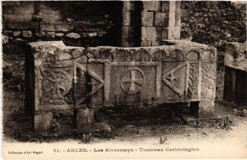 Carte postale ancienne Arles Les Alyscamps - Tombeau Carlovingien à Arles