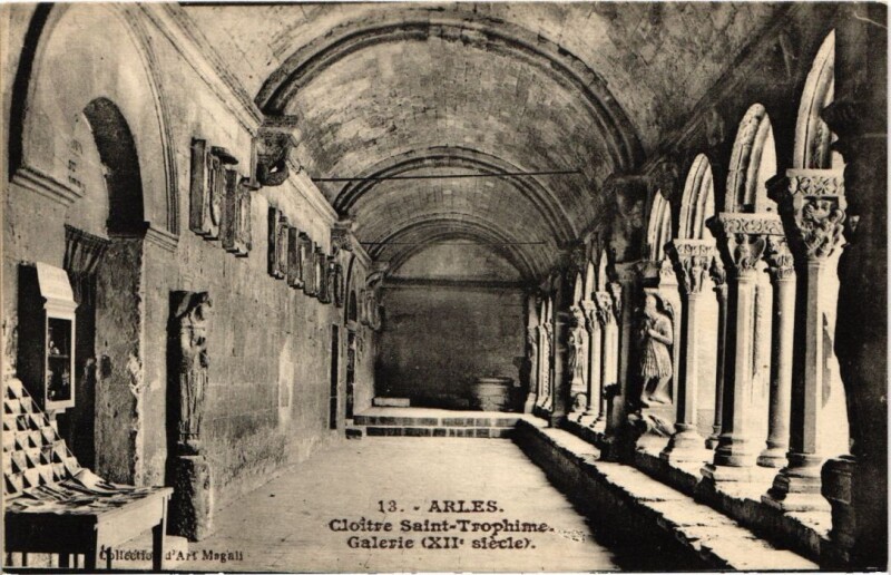Carte postale ancienne Arles Cloitre Saint-Trophime - Galerie à Arles