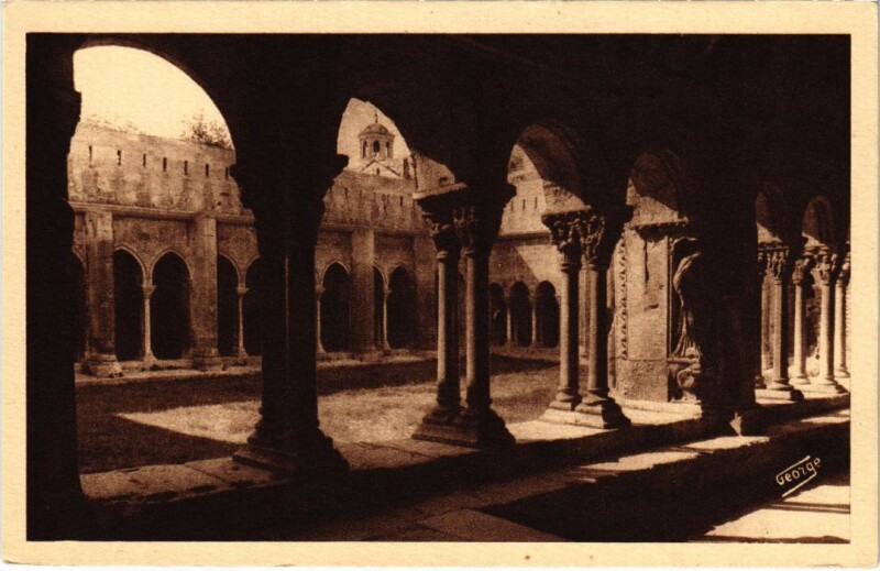 Carte postale ancienne Arles Cour du Cloitre Saint-Trophime à Arles