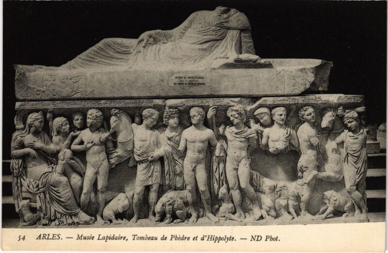 Carte postale ancienne Arles Musee Lapidaire - Tombeau de Phedre et d'Hippolyte à Arles
