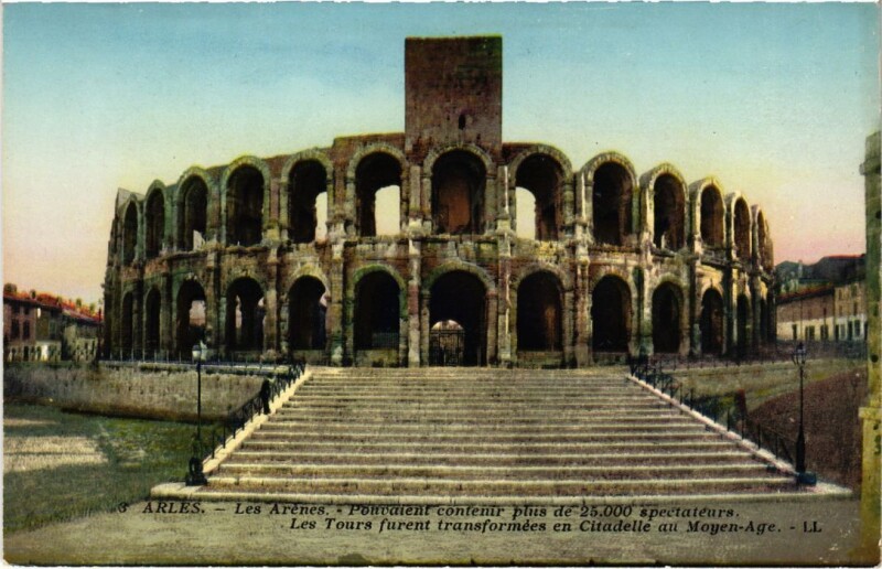 Carte postale ancienne Arles Les Arenes à Arles