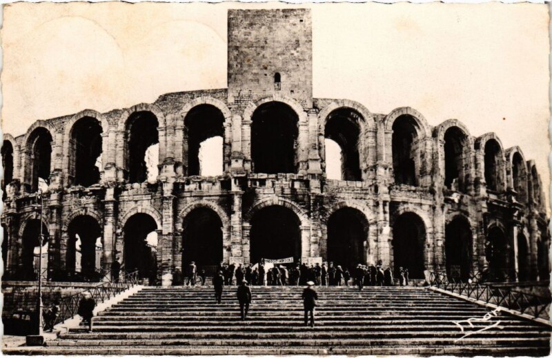 Carte postale ancienne Arles Les Arenes Romaines à Arles