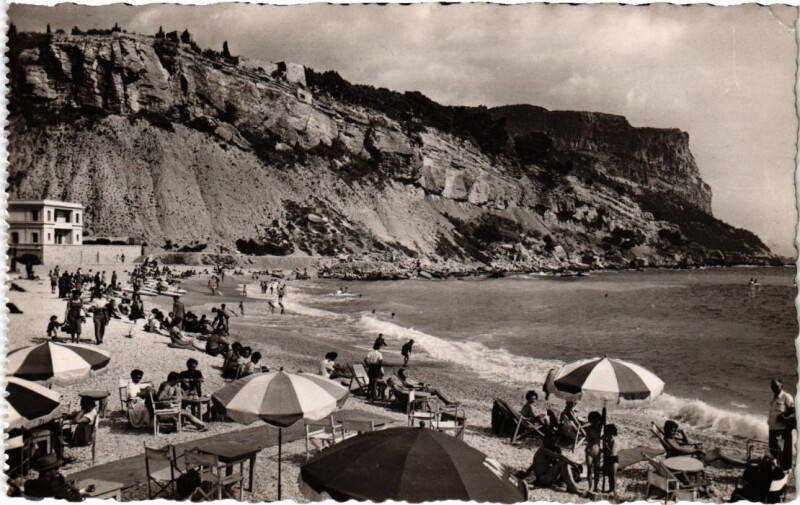 Carte postale ancienne Cassis La Plage et le Cap Canaille à Cassis