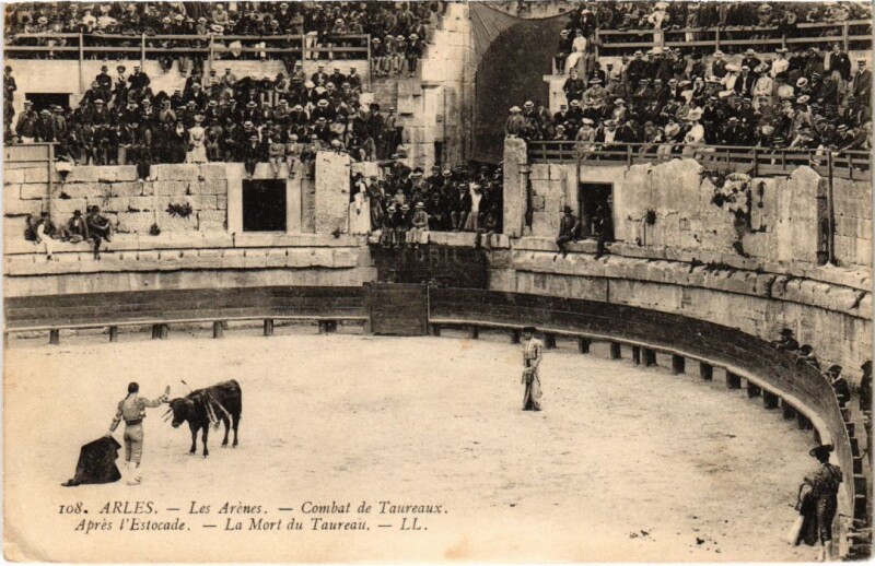 Carte postale ancienne Arles Les Arenes - Combat de Taureaux à Arles