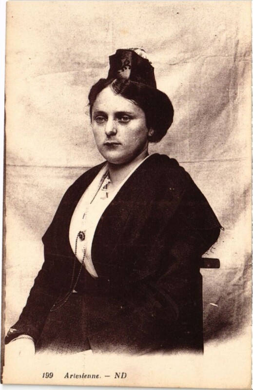 Carte postale ancienne Arles Arlesienne - Femme - Type à Arles