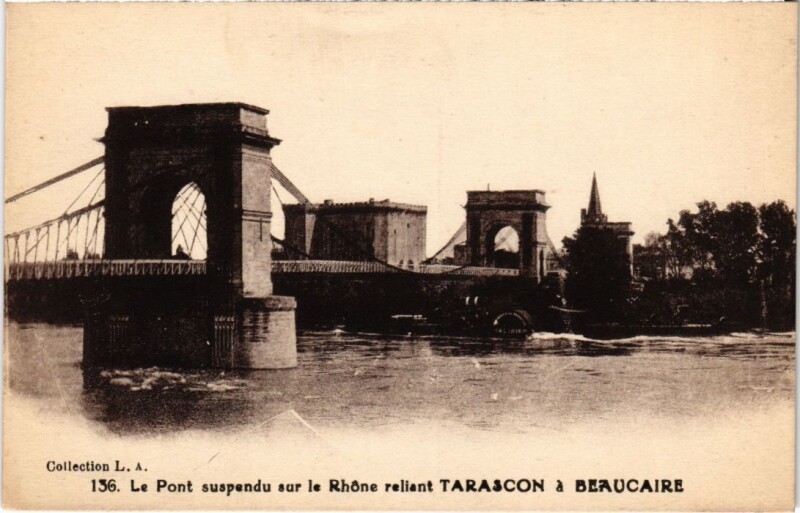 Carte postale ancienne Le Pont Suspendu sur le Rhone Reliant Tarascon a Beaucaire à Tarascon