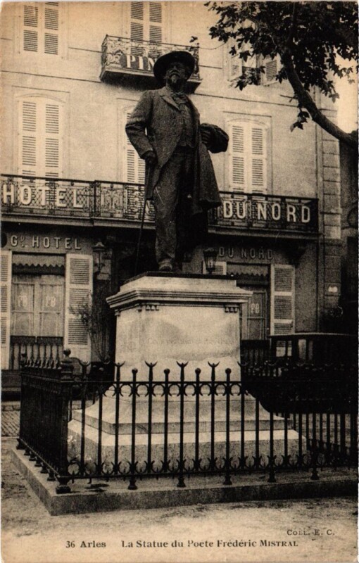 Carte postale ancienne Arles La Statue du Poete Frederic Mistral à Arles