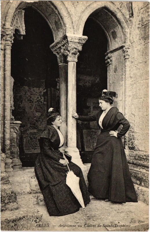 Carte postale ancienne Arles Arlesienne au Cloitre de Saint-Trophime à Arles