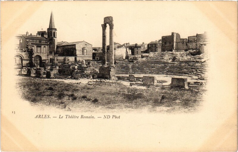 Carte postale ancienne Arles Le Theatre Romain à Arles