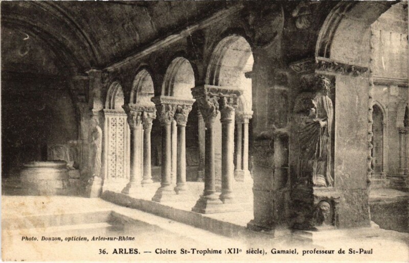 Carte postale ancienne Arles Cloitre Saint-Trophime à Arles