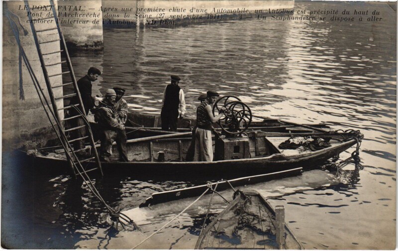 Carte postale ancienne Paris Accident Autobus dans la Seine