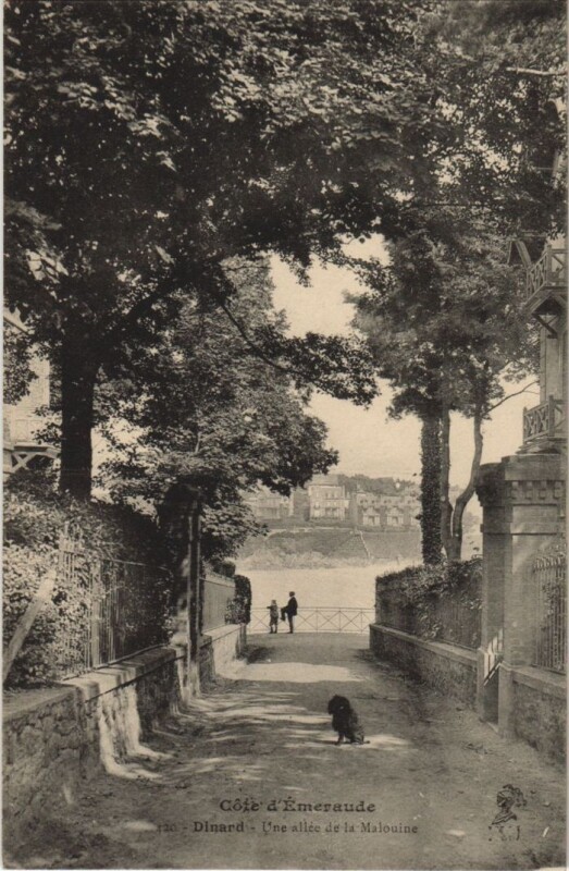 Carte postale ancienne Dinard Une allee de la Malouine à Dinard