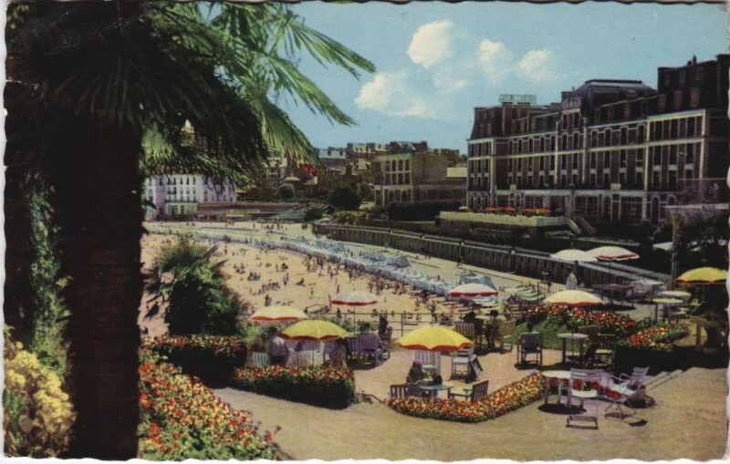Carte postale ancienne Dinard Terrasse du Crystal Hotel et la Plage à Dinard