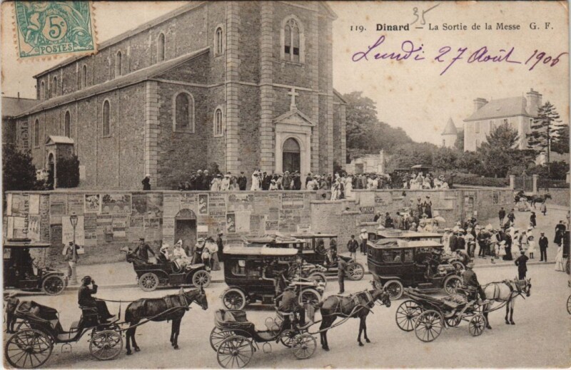 Carte postale ancienne Dinard Sortie de la Messe à Dinard