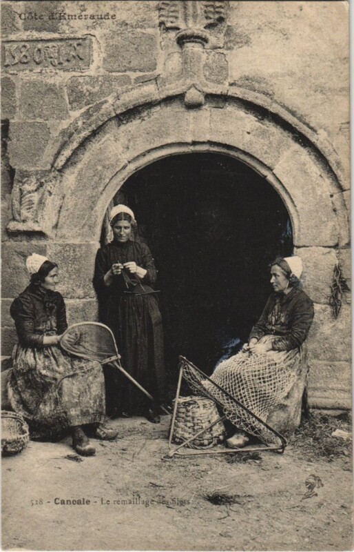 Carte postale ancienne Cancale Le remaillage des filets à Cancale