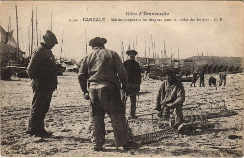 Carte postale ancienne Cancale Marins preparant les dragues à Cancale
