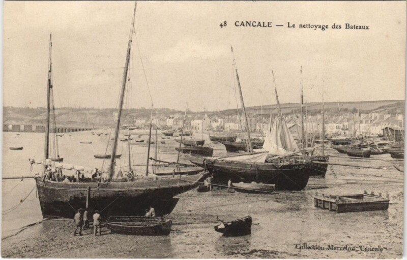Carte postale ancienne Cancale Le nettoyage des Bateaux à Cancale