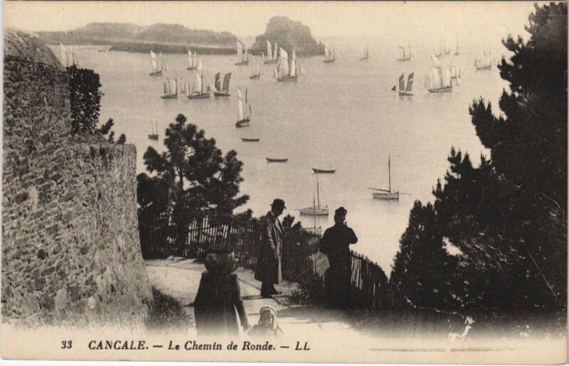 Carte postale ancienne Cancale Chemin de Ronde à Cancale