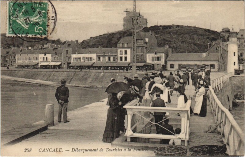 Carte postale ancienne Cancale Debarquement de Touristes a la Fenetre à Cancale