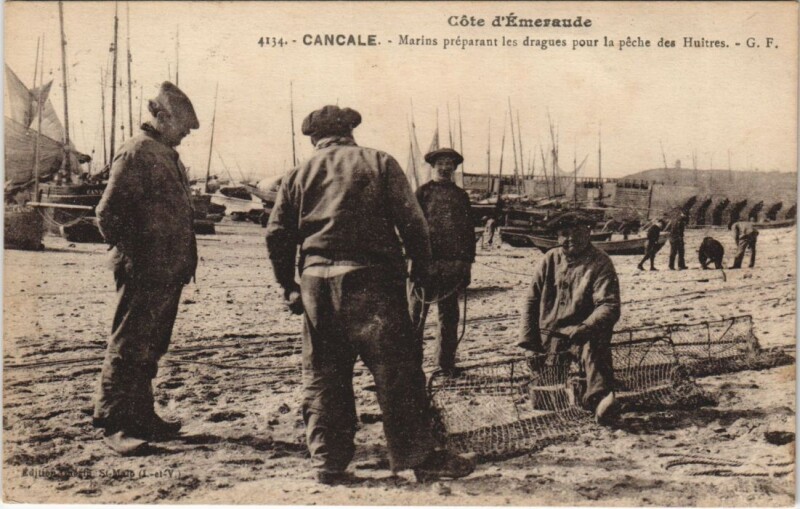 Carte postale ancienne Cancale Marins preparant les dragues à Cancale