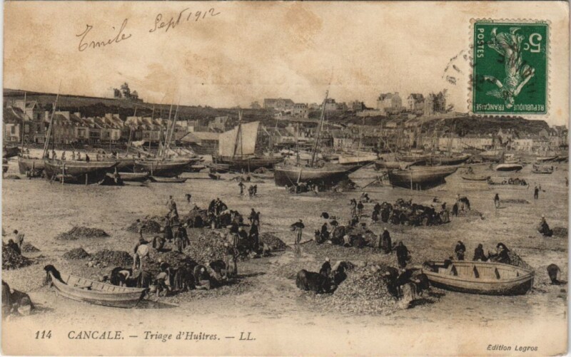 Carte postale ancienne Cancale Triage des Huitres à Cancale