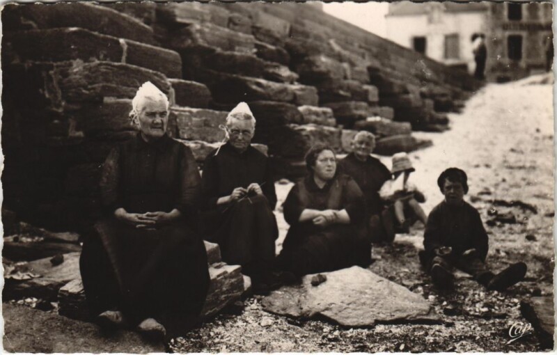 Carte postale ancienne Cancale Groupe de Cancalaises à Cancale