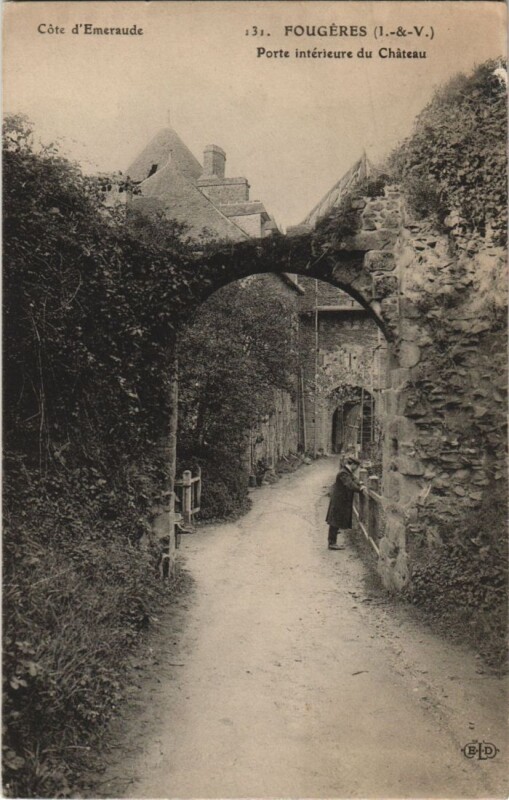 Carte postale ancienne Fougeres Porte interieure du Chateau