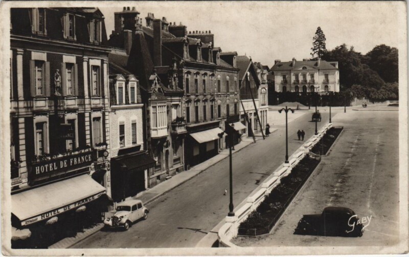 Carte postale ancienne Redon Place de la Republique à Redon