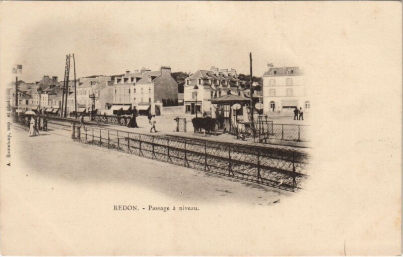 Carte postale ancienne Redon Passage a niveau à Redon